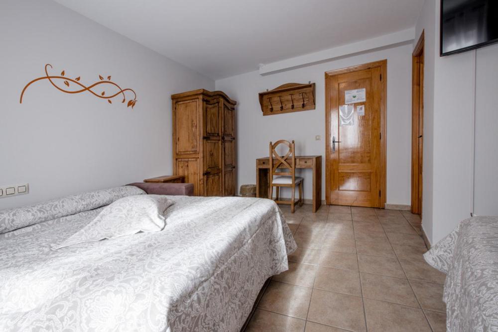 Hostal Antiguo Hospital Linares de Mora Exterior foto